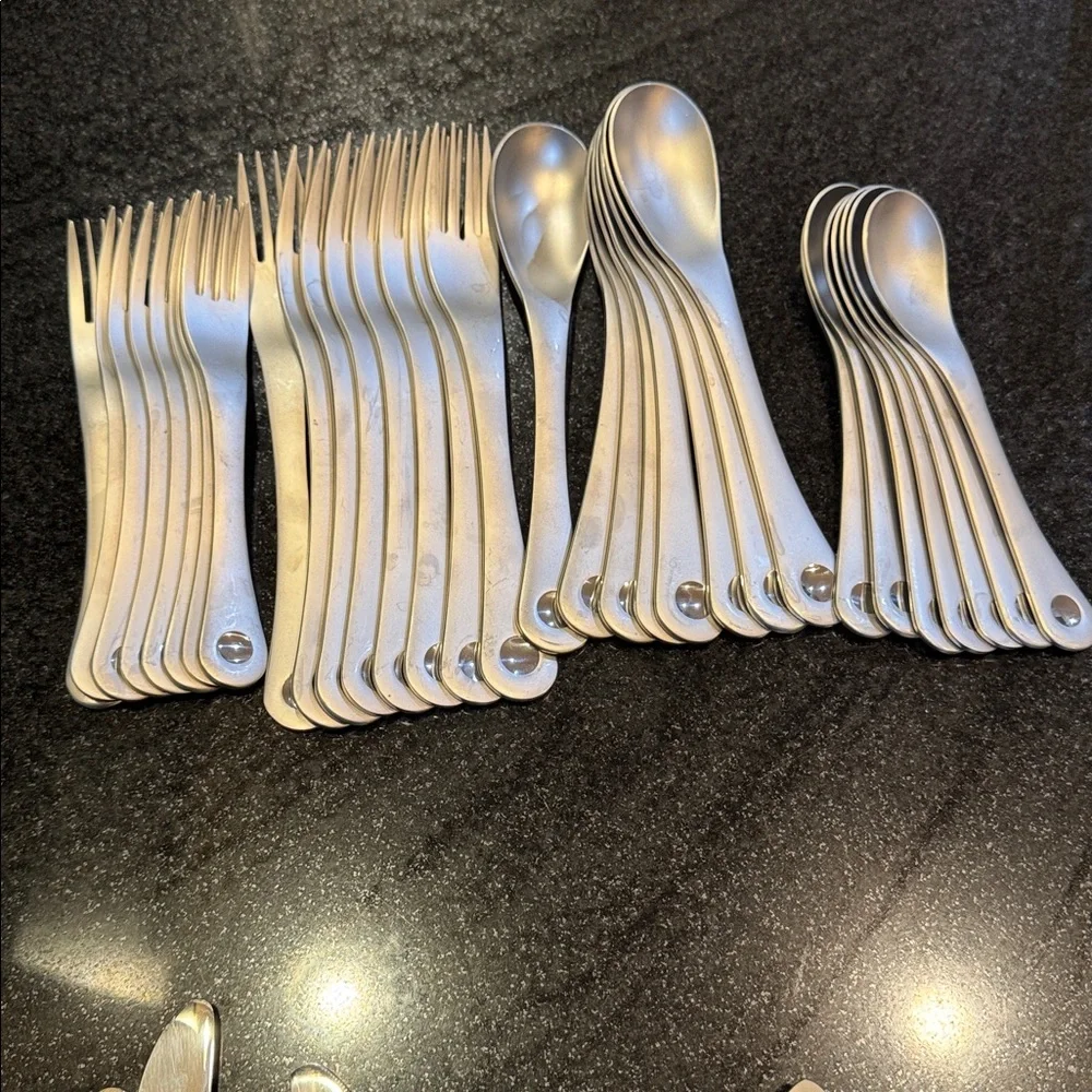 Robert Welch Design PENDULUM Stainless Flatware includes 3 SERVING , 44 pieces - Picture 2 of 8